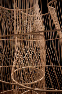 Zoom sur une structure en fibre végétale tressées sur fond noir